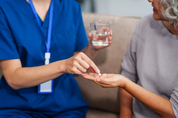 Pflegekraft bei der medizinischen Pflege einer Seniorin zuhause
